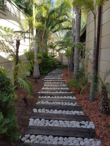 כניסה מרשימה לחצר בית